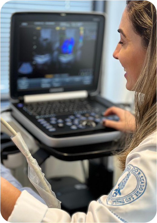 Dra. Lianna Kaizer apontando para imagem de ecocardiograma fetal